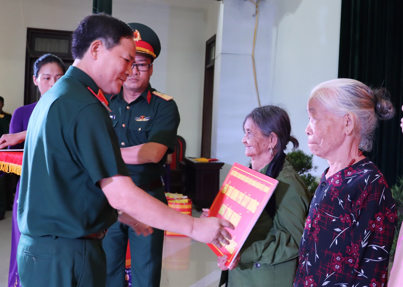 Trung tướng Phạm Trường Sơn - Phó Tổng Tham mưu trưởng Quân đội Nhân dân Việt Nam, trao biển tượng trưng hỗ trợ xây nhà tình nghĩa cho gia đình có hoàn cảnh khó khăn tại TT-Huế.