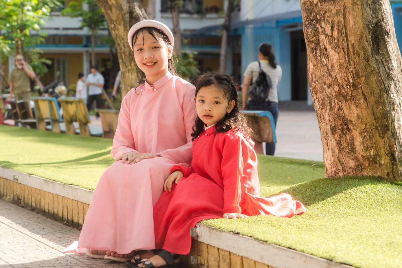 Tạo dáng trước ống kính với áo dài truyền thống nhiều màu sắc. Ảnh: Bảo Minh