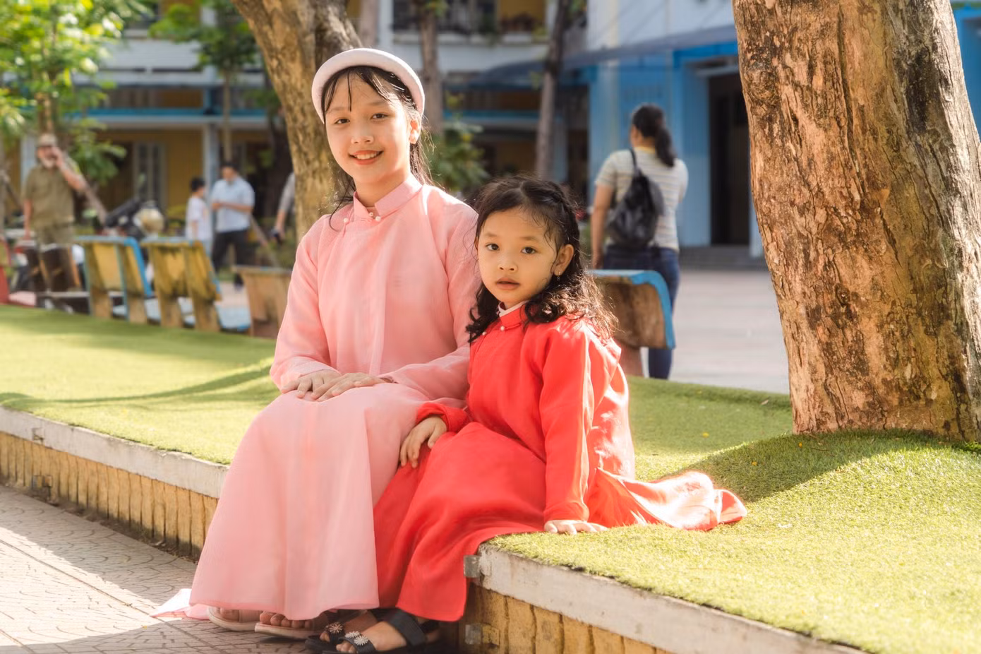 Tạo dáng trước ống kính với áo dài truyền thống nhiều màu sắc. Ảnh: Bảo Minh