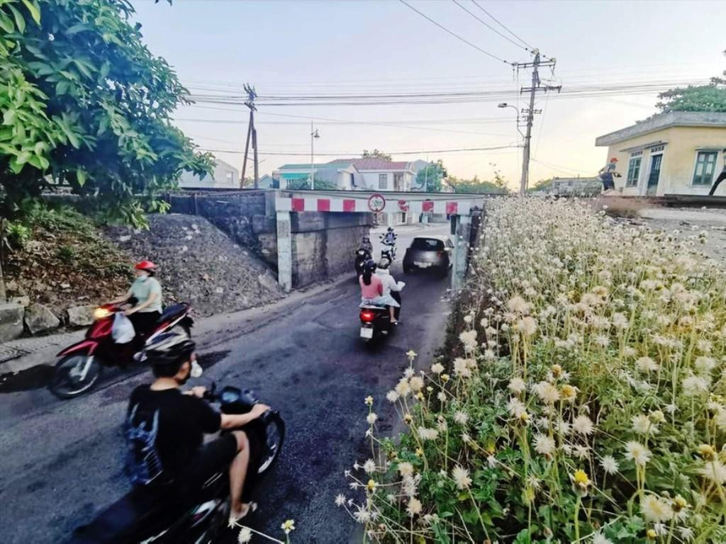 Nhiều người ở Huế cho rằng, cầu - đường ở đoạn này lâu nay dân gọi thế nào xin hãy giữ nguyên. Bởi cái tên đó đã đi vào tâm thức của bao người, như là một chỉ dẫn địa lý, địa danh, hay vị trí được định danh. Trong ảnh là công trình "cầu Lòn" cũ, khi chưa chỉnh trang đầu tư mở rộng, nâng cấp (Ảnh tư liệu)