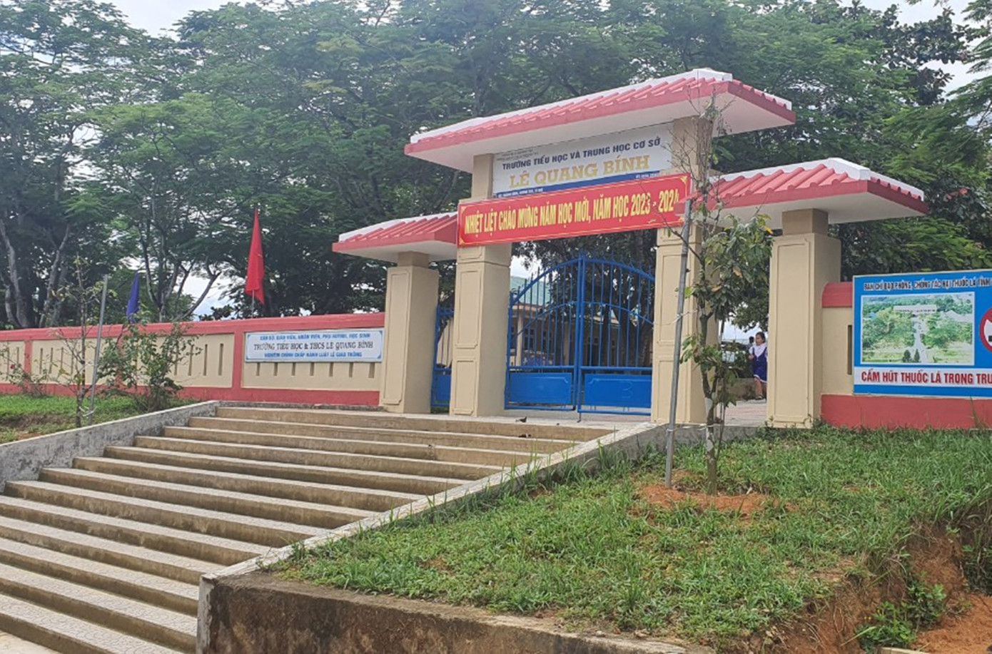 Lãnh đạo xã đưa ra giải thích, việc triển khai sửa chữa trường khi chưa đầy đủ thủ tục nhằm để kịp phục vụ học sinh khi bước vào năm học mới 2023-2024.