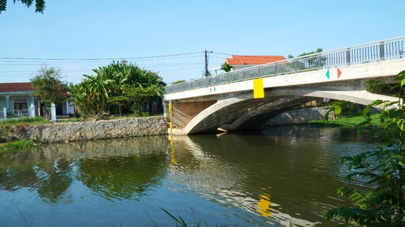 Cầu là công trình vĩnh cửu bằng bê tông cốt thép, với một nhịp dài hơn 40m, bề rộng theo quy hoạch 24m, đầu tư phân kỳ giai đoạn 1 khổ cầu 10m, cùng hệ thống thoát nước, điện chiếu sáng, cây xanh; hệ thống đảm bảo an toàn giao thông, tiêu chuẩn kỹ thuật và mỹ quan đô thị...