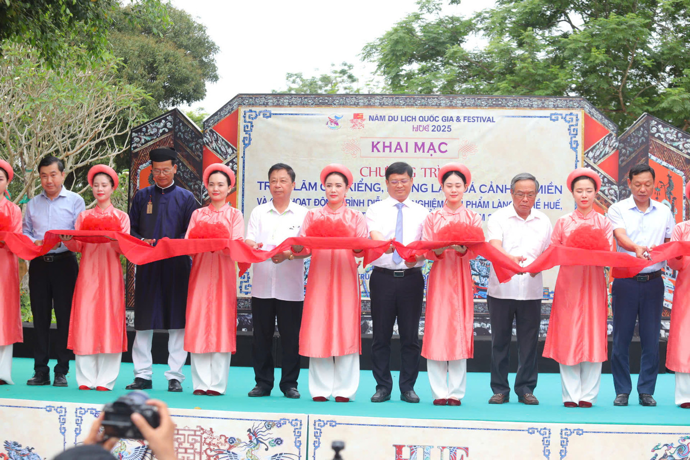 Tại phủ Nội Vụ - Đại Nội Huế, Ban Tổ chức Festival Huế 2025 đã khai mạc triển lãm Trưng bày cây kiểng, hoa phong lan, đá cảnh ba miền, sản phẩm làng nghề Huế, nghệ thuật thưởng trà và ẩm thực. Đây là một trong những hoạt động trưng bày, triển lãm đáng chú ý thuộc chuỗi các sự kiện nổi bật của Năm Du lịch quốc gia và Festival Huế 2025. Ảnh: TTDTCĐ.