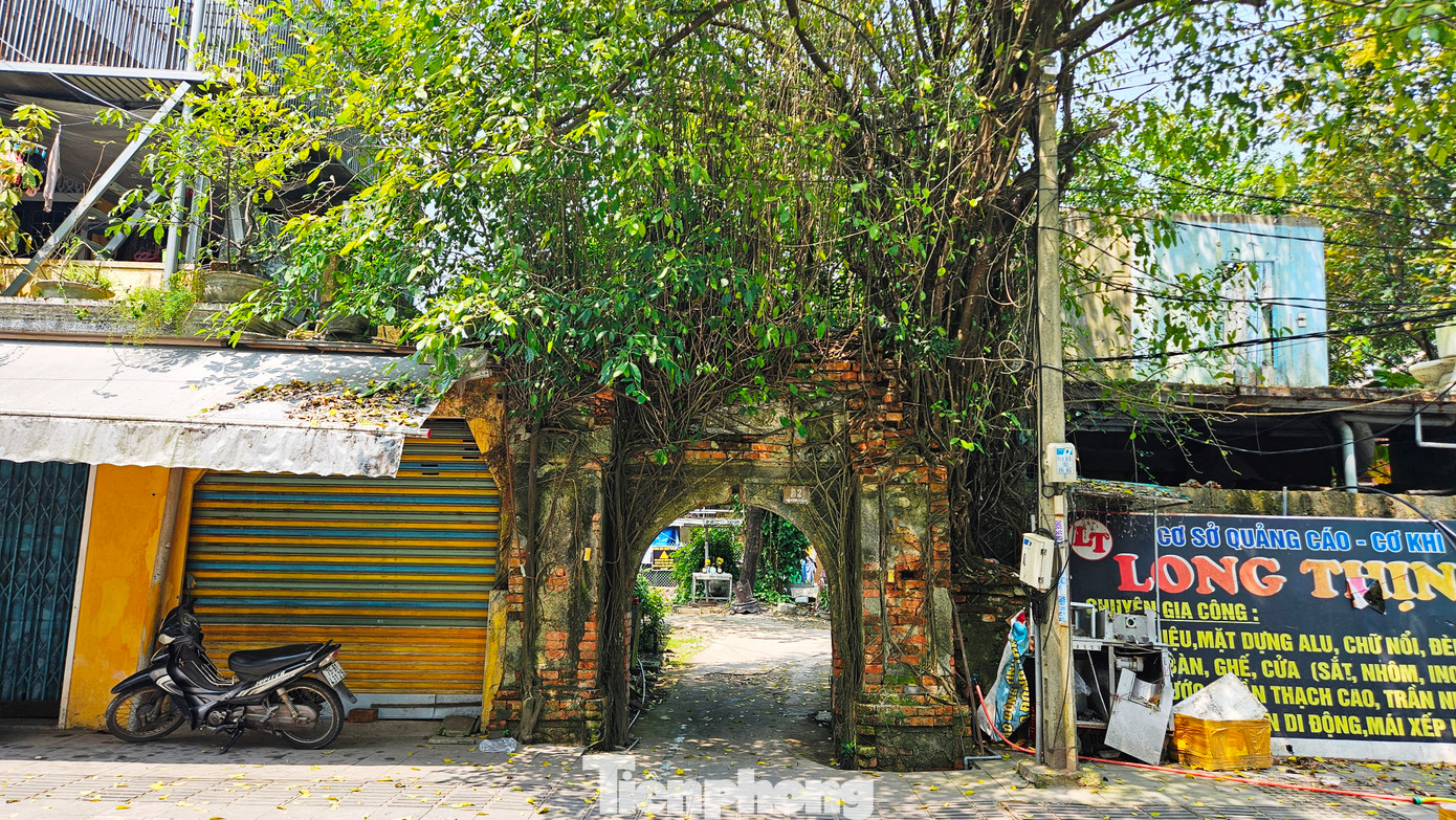 Khâm Thiên Giám được thành lập năm 1803 dưới thời vua Gia Long, là cơ quan chuyên trách việc quan sát thiên văn, dự báo thời tiết và soạn lịch cho triều đình nhà Nguyễn. Khâm Thiên Giám được thành lập năm 1803 dưới thời vua Gia Long, là cơ quan chuyên trách việc quan sát thiên văn, dự báo thời tiết và soạn lịch cho triều đình nhà Nguyễn.