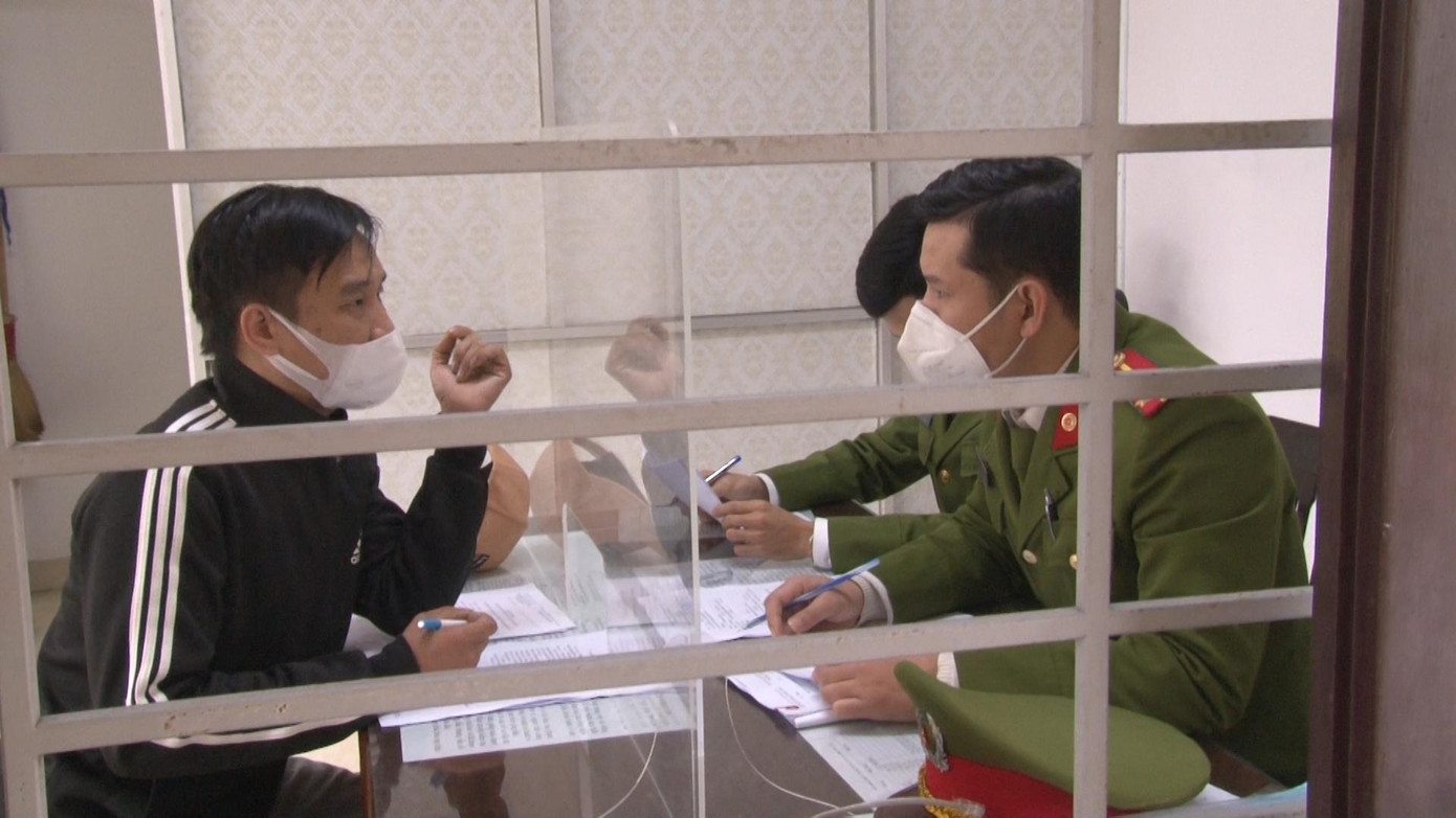 Đối tượng Dương tại cơ quan công an