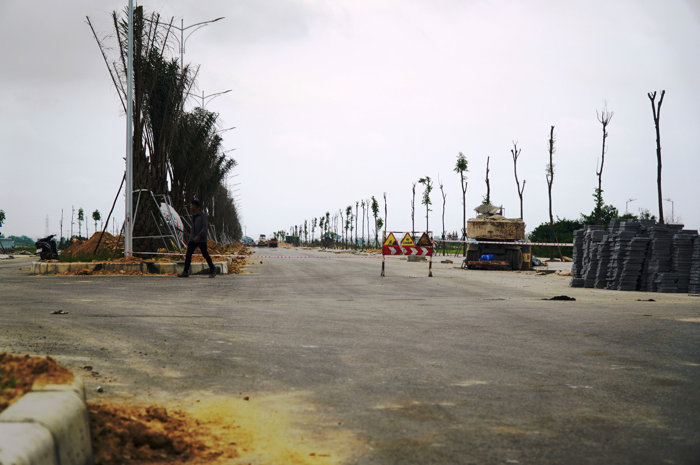 Đáng chú ý, mới đây dự án vừa được HĐND tỉnh TT-Huế thống nhất chủ trương điều chỉnh tổng mức đầu tư tăng từ 344,9 tỷ đồng lên 371,8 tỷ đồng (tăng thêm gần 27 tỷ đồng). Đáng chú ý, mới đây dự án vừa được HĐND tỉnh TT-Huế thống nhất chủ trương điều chỉnh tổng mức đầu tư tăng từ 344,9 tỷ đồng lên 371,8 tỷ đồng (tăng thêm gần 27 tỷ đồng).
