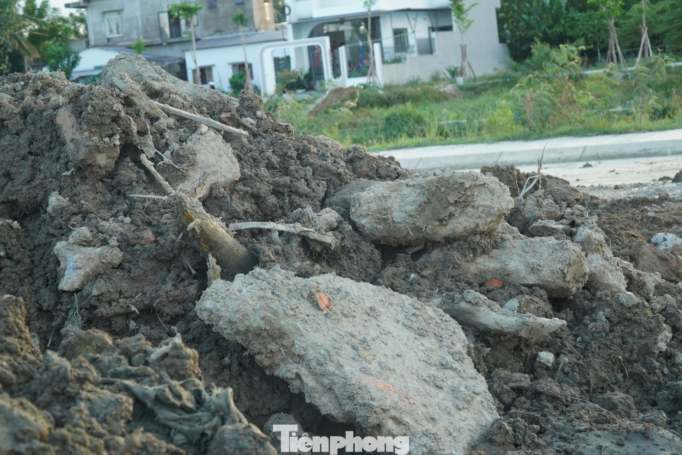 Những đống bùn đen nhão, ngậm nước lẫn đầy bê tông khổ lớn.
