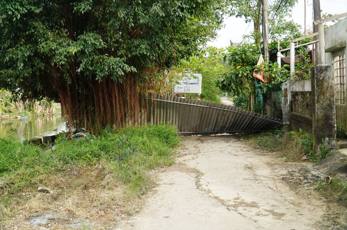 Một đoạn đường Hải Triều bị chặn để thi công vẫn chưa được giải phóng ách tắc.