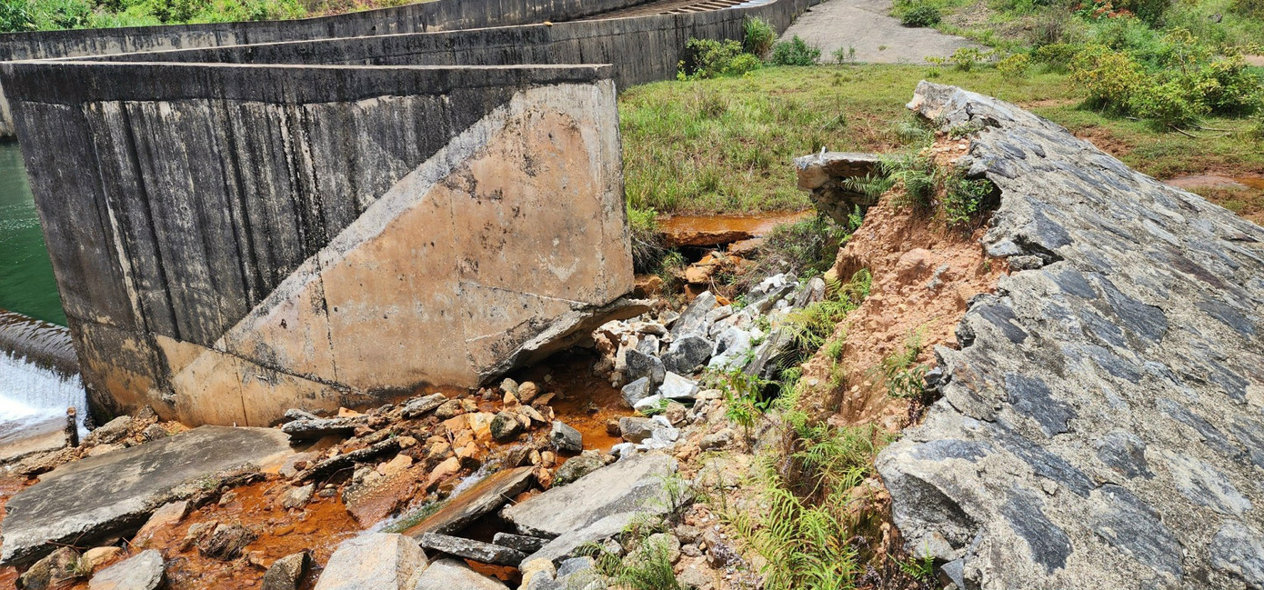 Qua ghi nhận thực tế tại nhiều địa phương như vùng Phú Lộc, Phong Điền, Quảng Điền (cũ) - nơi tập trung nhiều công trình thủy lợi phục vụ sản xuất và dân sinh, nhiều hồ đập thủy lợi hiện đã bị hư hỏng nghiêm trọng. Cụ thể, hồ Bến Ván 1 và 2 (xã Hưng Lộc) bị hỏng nặng phần mặt và thân đập, mái hạ lưu. Hồ Thủy Yên (xã Chân Mây - Lăng Cô) bị sạt lở phần đuôi tràn, đang tiếp tục mở rộng.