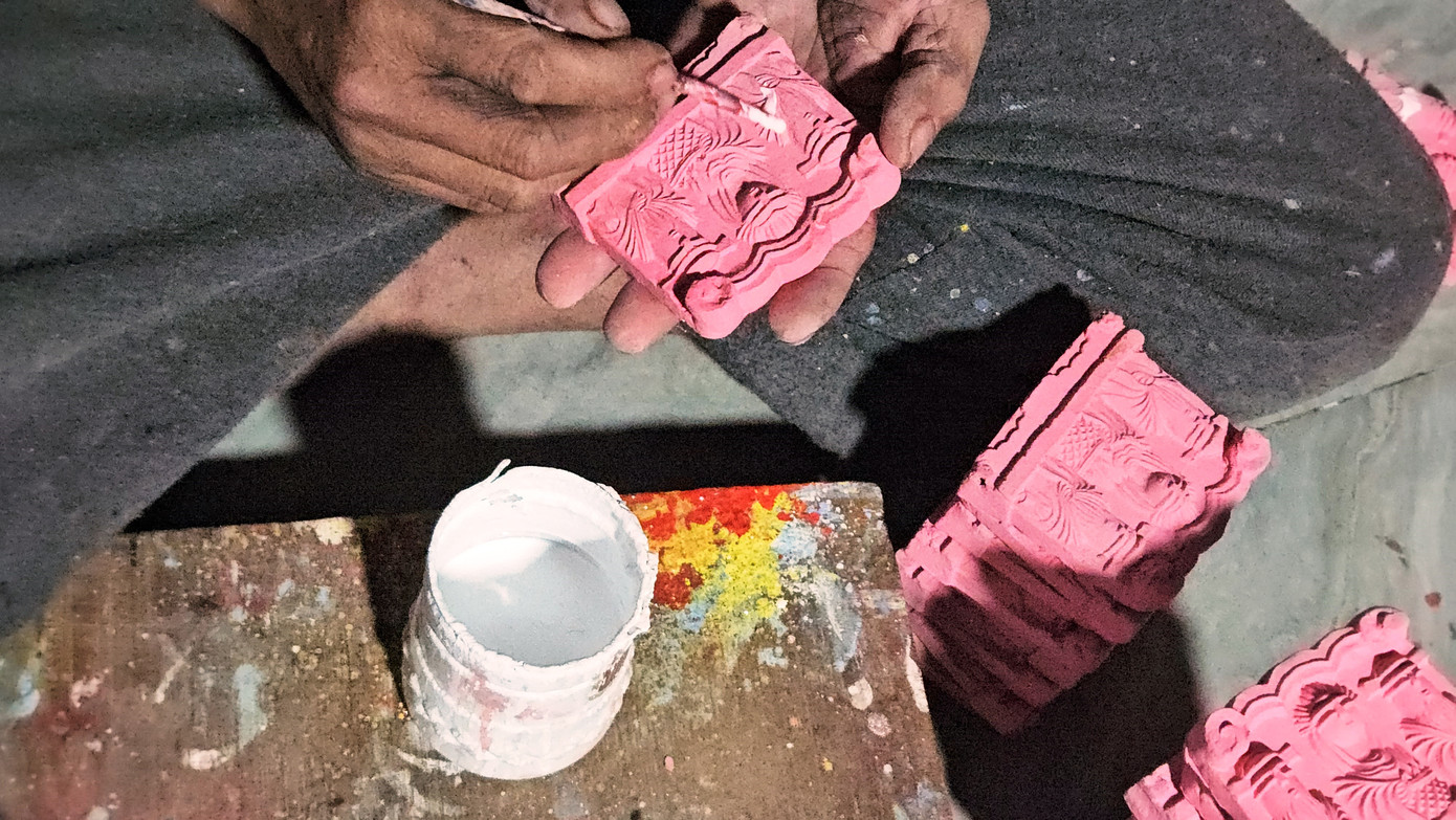 Theo bà Vân, để hoàn thành được một bức tượng ông Táo, nghệ nhân làng nghề phải thực hiện nhiều công đoạn công phu, cần sự khéo tay, tỉ mỉ của người thợ làng.