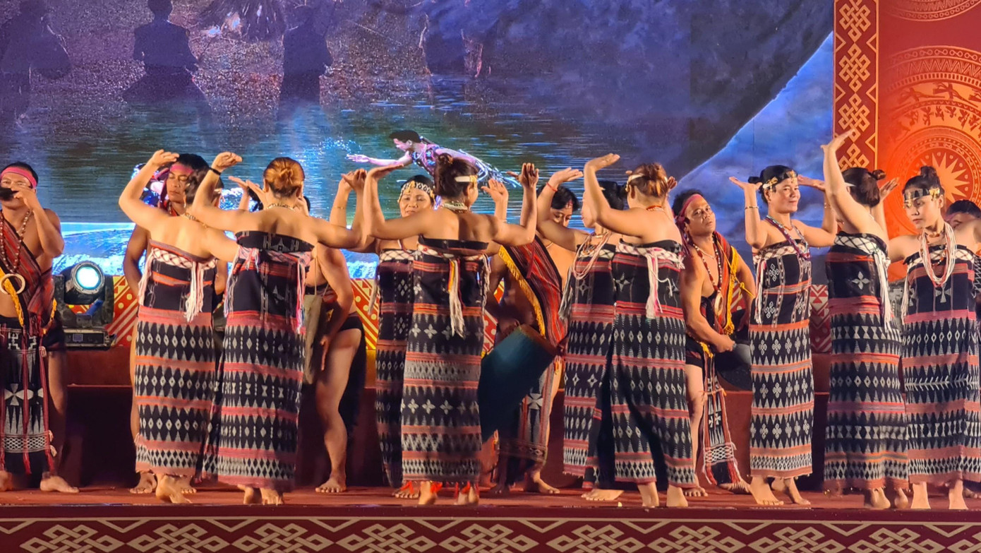 Biểu diễn cồng chiêng cùng các tiết mục về thời trang các dân tộc thiểu số, dân nhạc, dân vũ của đồng bào vùng cao