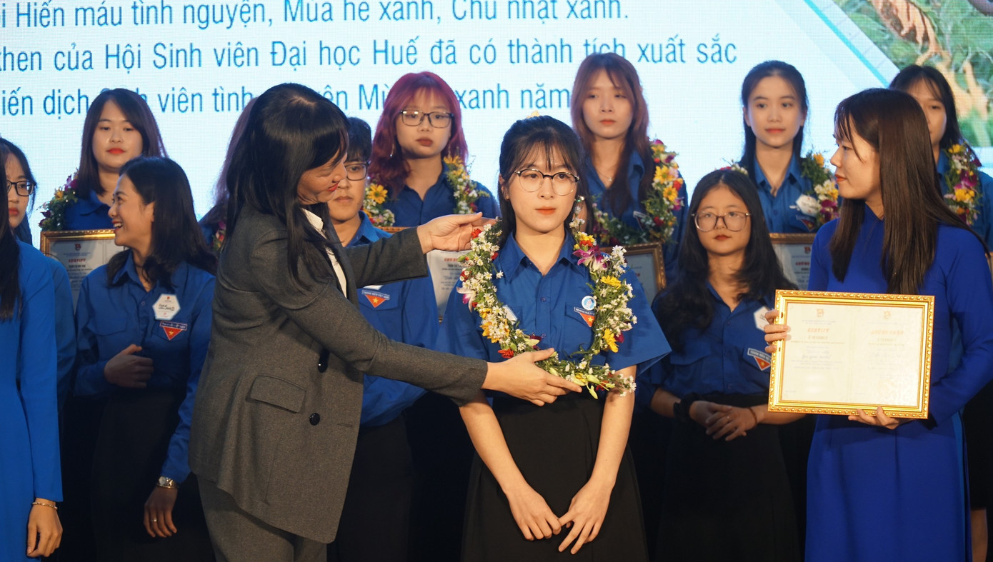 Những tấm gương học sinh, sinh viên sống đẹp, sống có ích, đạt thành tích xuất sắc trong học tập, sáng tạo và nghiên cứu khoa học tại lễ tuyên dương.