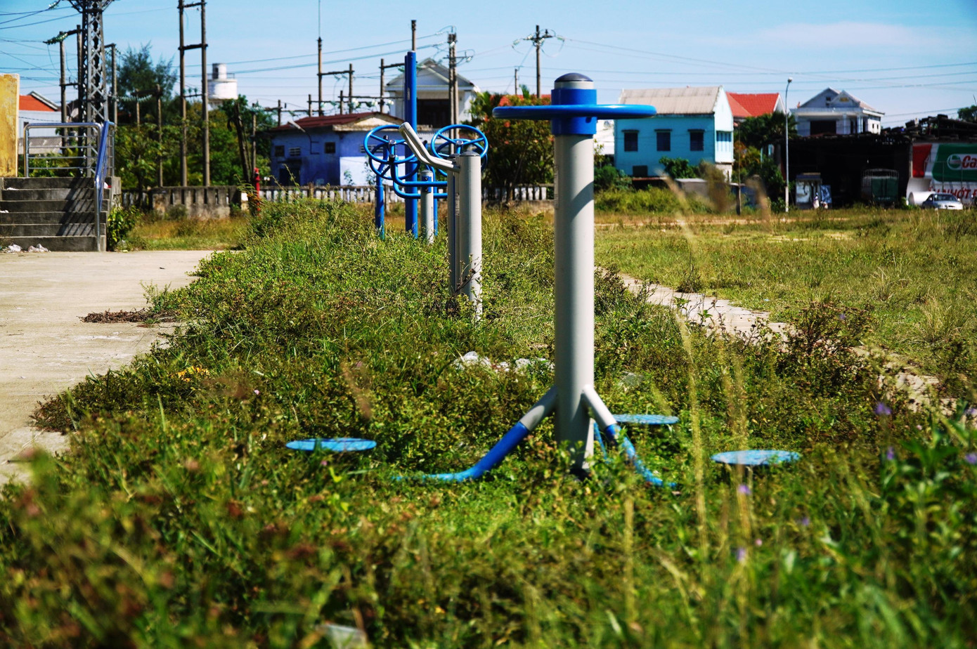 Dụng cụ phục vụ tập luyện thể thao không có người sử dụng, xung quanh cỏ dại bủa vây. Ảnh: N.V