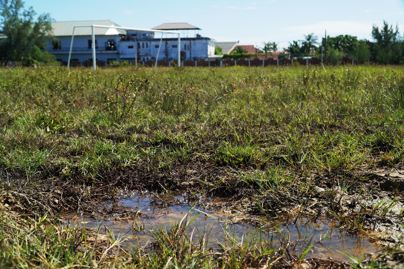 Mặt sân được thi công bằng vật liệu cấp phối đồi không phù hợp cho hoạt động vận động thể thao, thường xuyên sình lầy, đọng nước. Ảnh: N.V