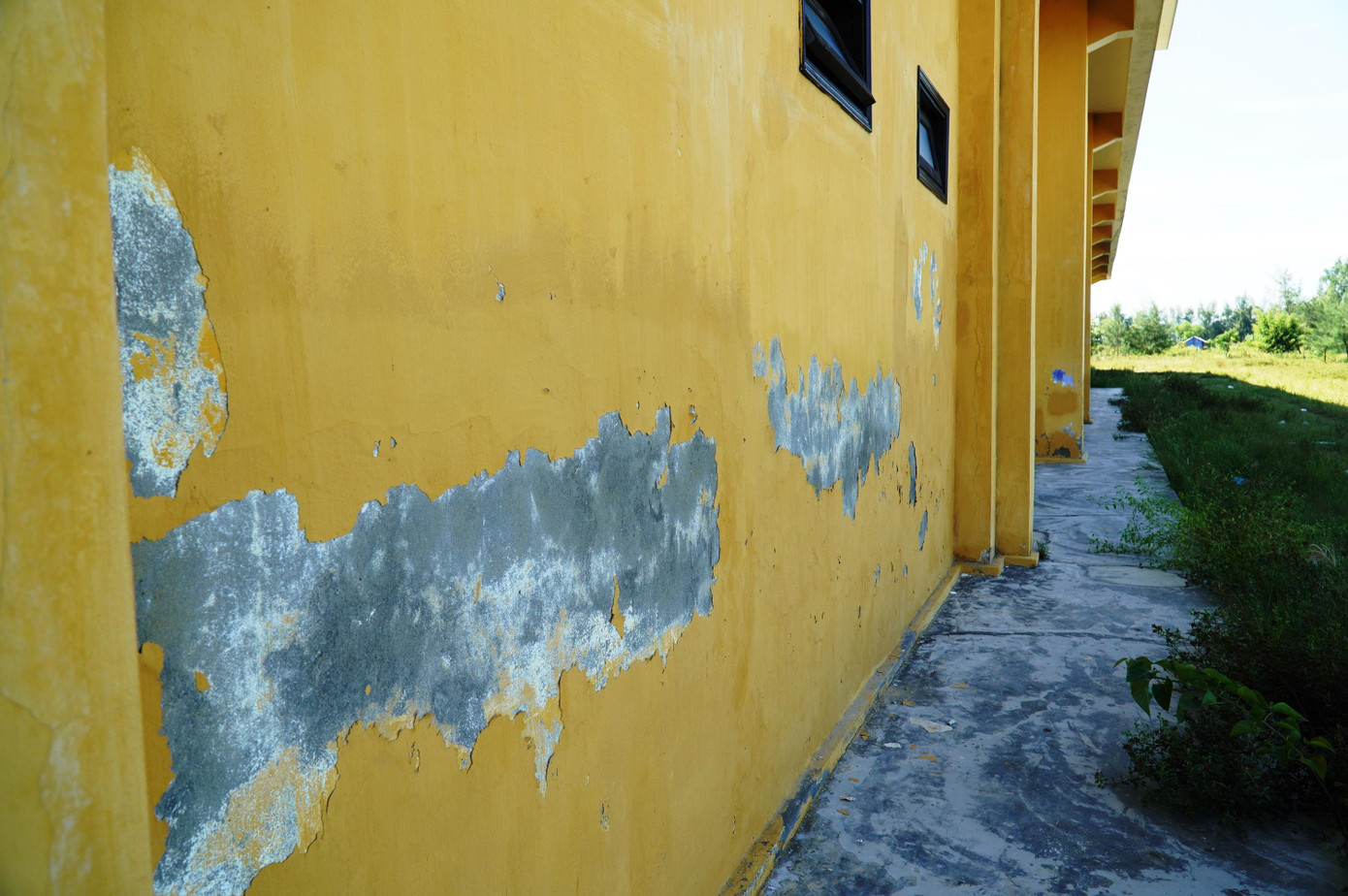 Các hạng mục phụ trợ, phòng ốc thuộc trung tâm thể thao cũng nhanh chóng xuống cấp. Ảnh: N.V