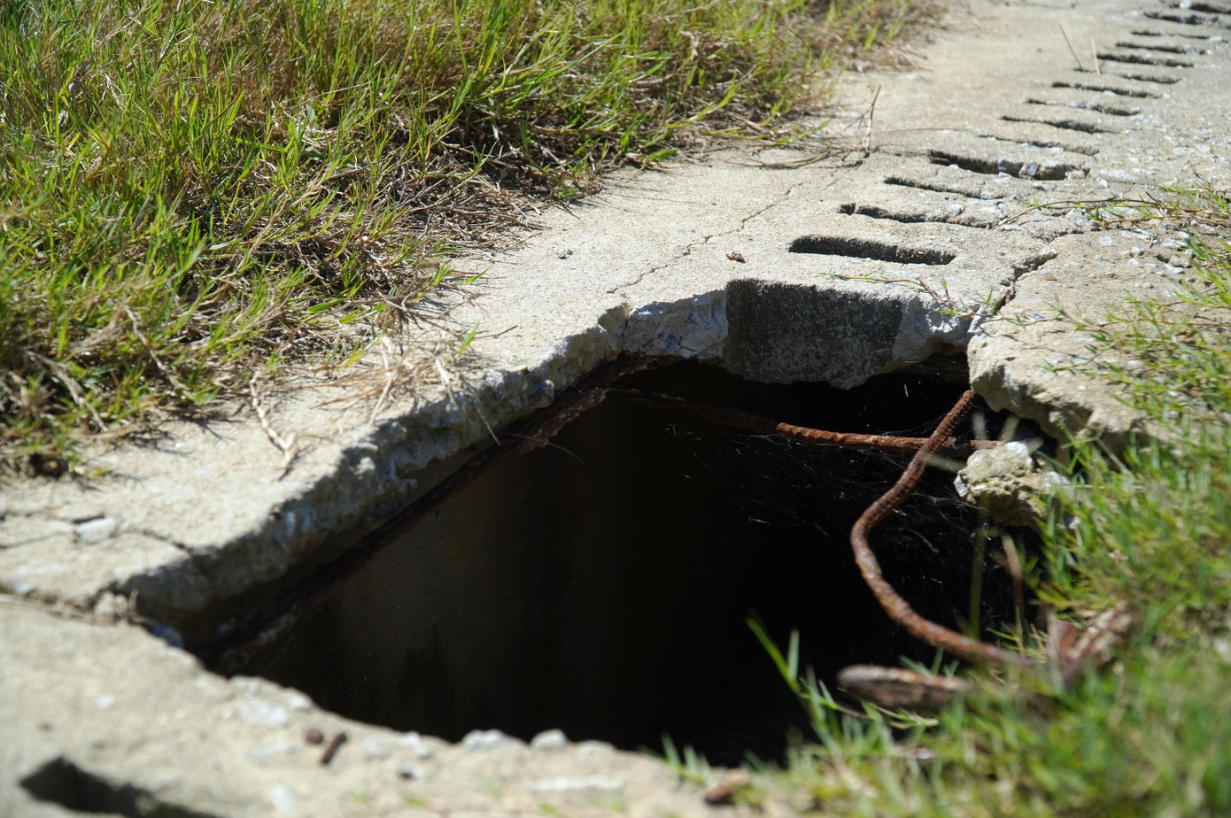 Nhiều hạng mục hạ tầng kỹ thuật xuống cấp, hư hỏng ngay sau bàn giao. Ảnh: N.V