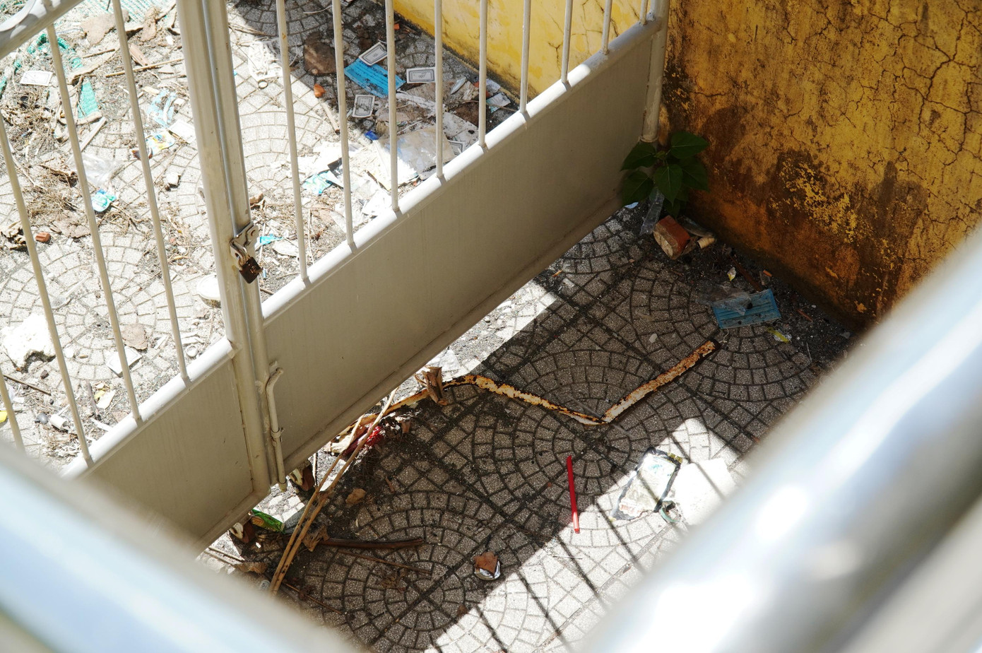 Rác rưởi bủa vây trung tâm văn hóa thể thao. Ảnh: N.V