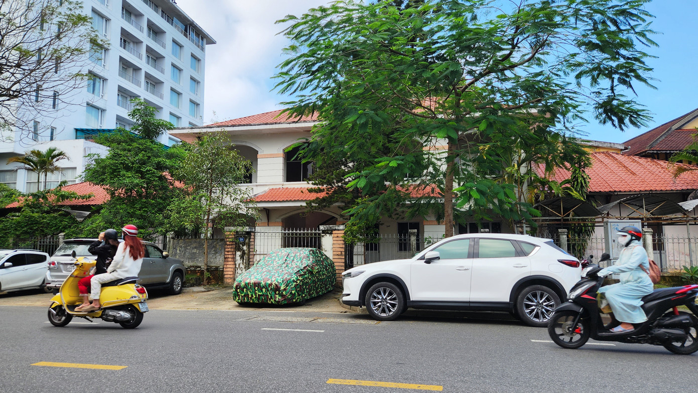 Khu đất tại địa chỉ số 19 Nguyễn Huệ, phường Vĩnh Ninh, nằm ở trục đường trung tâm TP Huế.