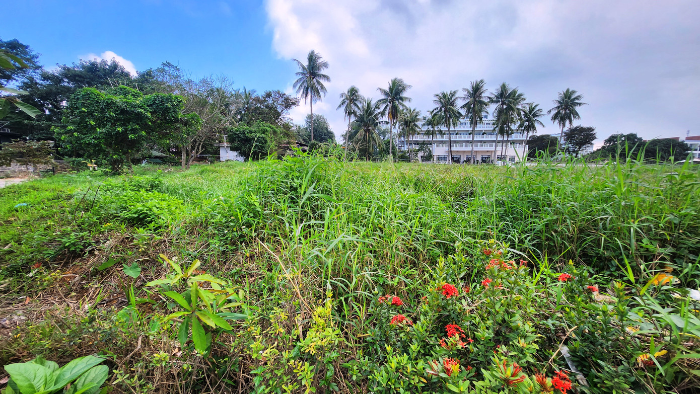 Khu đất số 5 Lê Lợi, ven bờ sông Hương hiện bỏ hoang, chưa có công trình xây dựng hiện hữu.