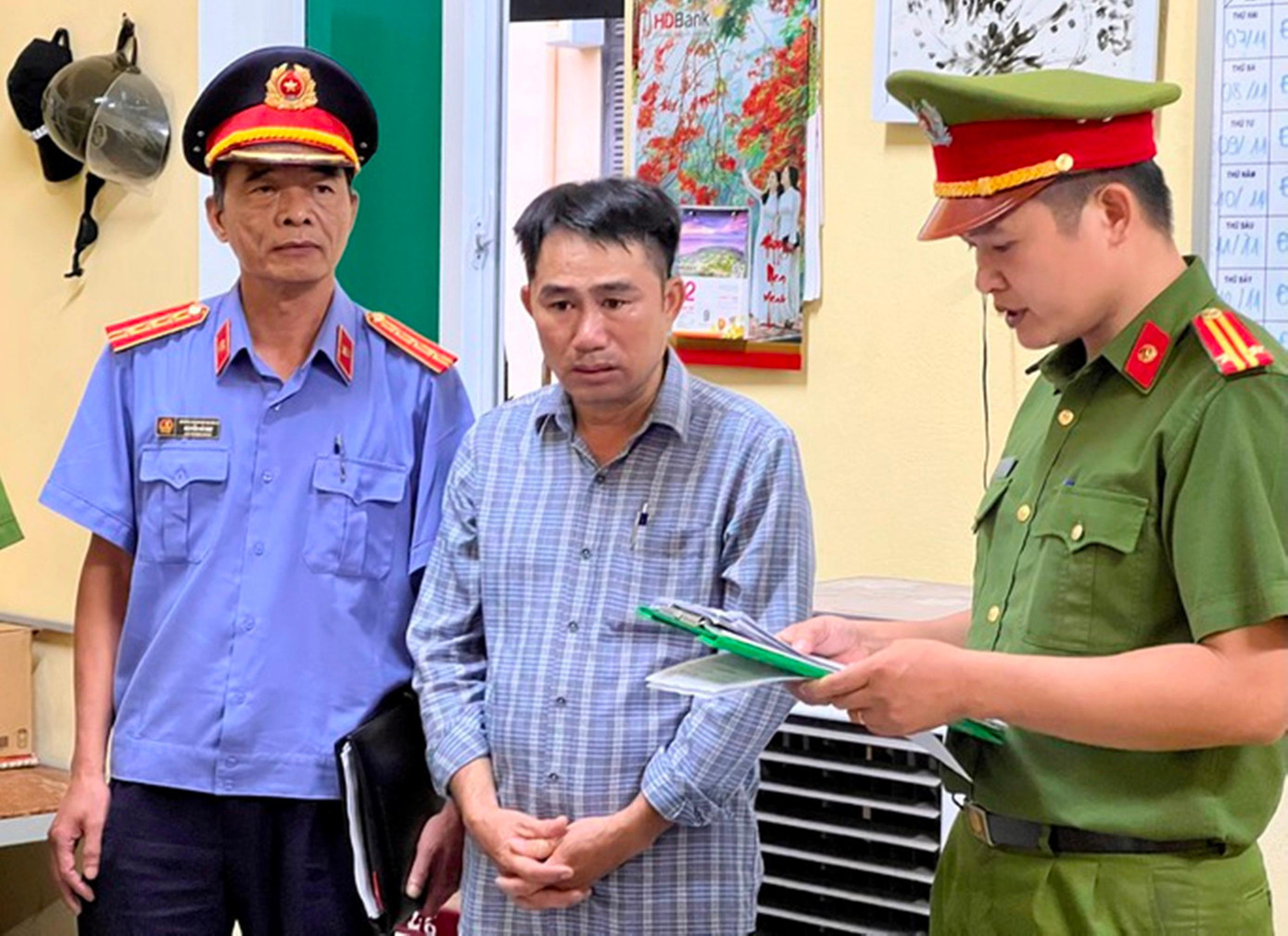 Đối tượng Võ Hữu Sỹ (giữa). Ảnh CACC