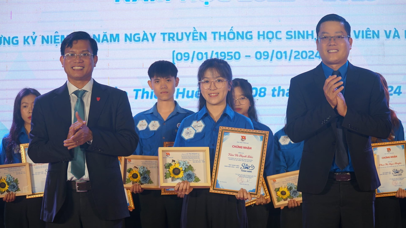 Những sinh viên được tuyên dương lần này là gương mặt tiêu biểu về phấn đấu, rèn luyện toàn diện trên các mặt trong năm 2023. Những sinh viên được tuyên dương lần này là gương mặt tiêu biểu về phấn đấu, rèn luyện toàn diện trên các mặt trong năm 2023.