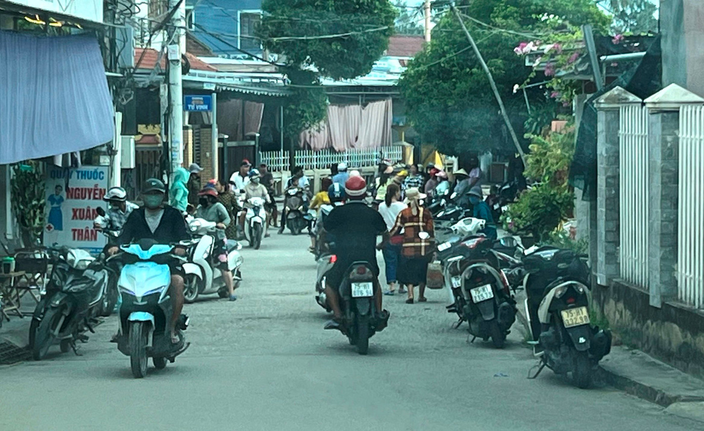 Người dân đến trước ngôi nhà có đôi vợ chồng gặp nạn để thăm hỏi, tìm hiểu sự việc. Ảnh: Q.T