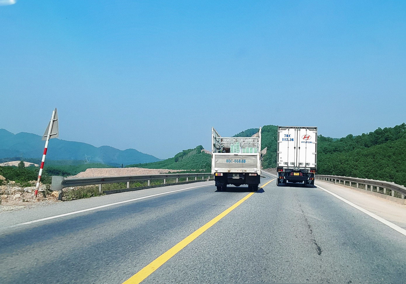 Tuy nhiên, không phải người điều khiển phương tiện nào cũng cố kìm nén ức chế do xe phía trước đi chậm và tự giác chấp hành quy định không vượt ở nơi cấm vượt.