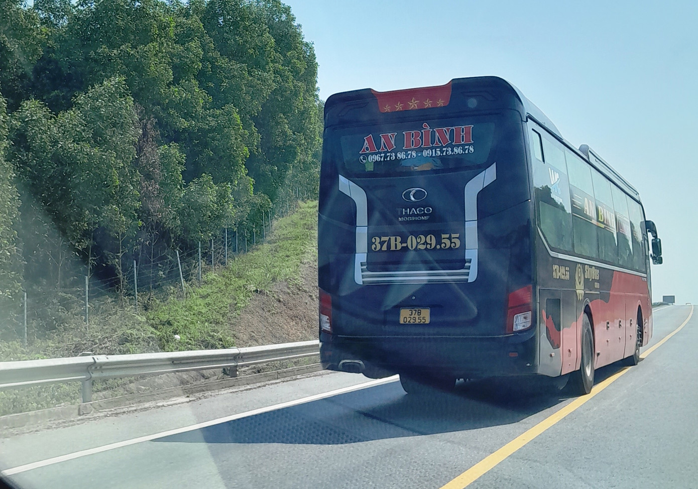 Chỉ trên đoạn ngắn từ Hương Trà ra huyện Phong Điền (tỉnh TT-Huế), phóng viên ghi nhận nhiều trường hợp vượt tại nơi cấm vượt, lấn làn với dấu hiệu phóng nhanh, vượt ẩu hết sức nguy hiểm.