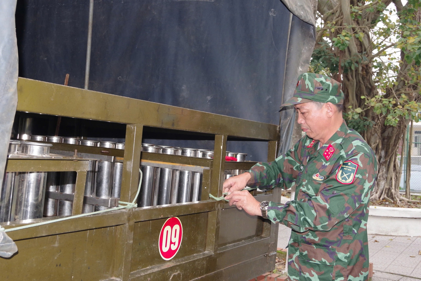 100% cán bộ, chiến sĩ tham gia bắn pháo hoa mừng Giao thừa Tết Ất Tỵ năm 2025 tại Huế đều được tập huấn và được cấp chứng chỉ của Bộ Quốc phòng.