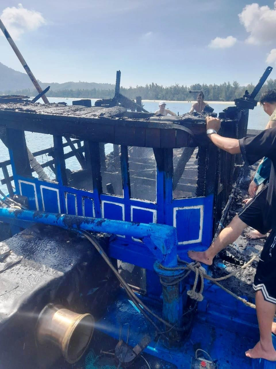 Vụ cháy gây thiệt hại cho chủ tàu khoảng 500 triệu đồng. Ảnh: TTVH-TT Phú Lộc