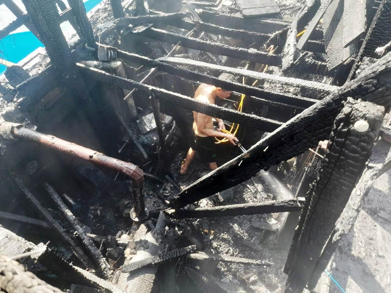 Vụ cháy xảy ra giữa thời tiết nắng nóng, lửa lan nhanh khiến con tàu gần như bị thiêu rụi hoàn toàn. Ảnh: TTVH-TT Phú Lộc