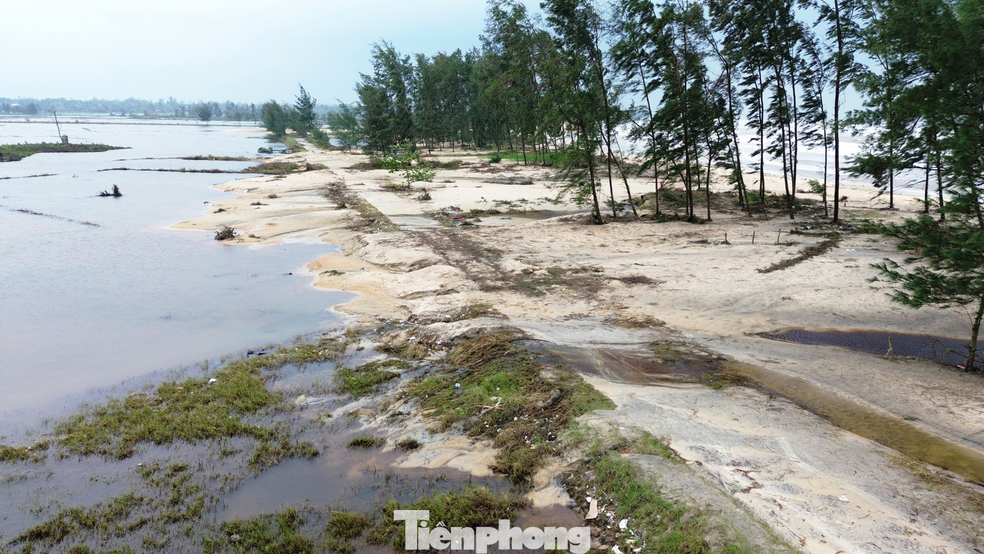 “Ruộng đồng, khu nuôi thủy sản nước ngọt bị nước biển xâm nhập, mặn hóa làm cho sản xuất của bà con gặp khó khăn. Cùng với đó, một lượng lớn rác từ đại dương theo sóng biển, triều cường tràn vào khu dân cư mỗi khi có mưa bão, thiên tai đã gây ô nhiễm môi trường cho nhiều khu dân cư ven biển của xã”, ông Hữu cho biết.