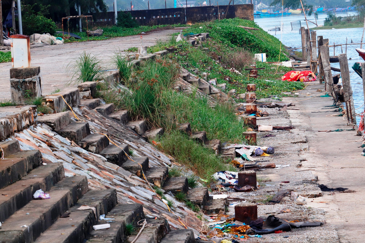 Trước đó, từ nguồn vốn bồi thường của Công ty TNHH Gang thép Hưng Nghiệp Formosa Hà Tĩnh, các dự án xây dựng, nâng cấp cơ sở hạ tầng nghề cá được phê duyệt thực hiện tại 3 khu vực thuộc tỉnh TT-Huế, gồm cảng cá Thuận An (TP Huế), khu neo đậu tránh trú bão Phú Hải (huyện Phú Vang) và cảng cá Tư Hiền (huyện Phú Lộc).