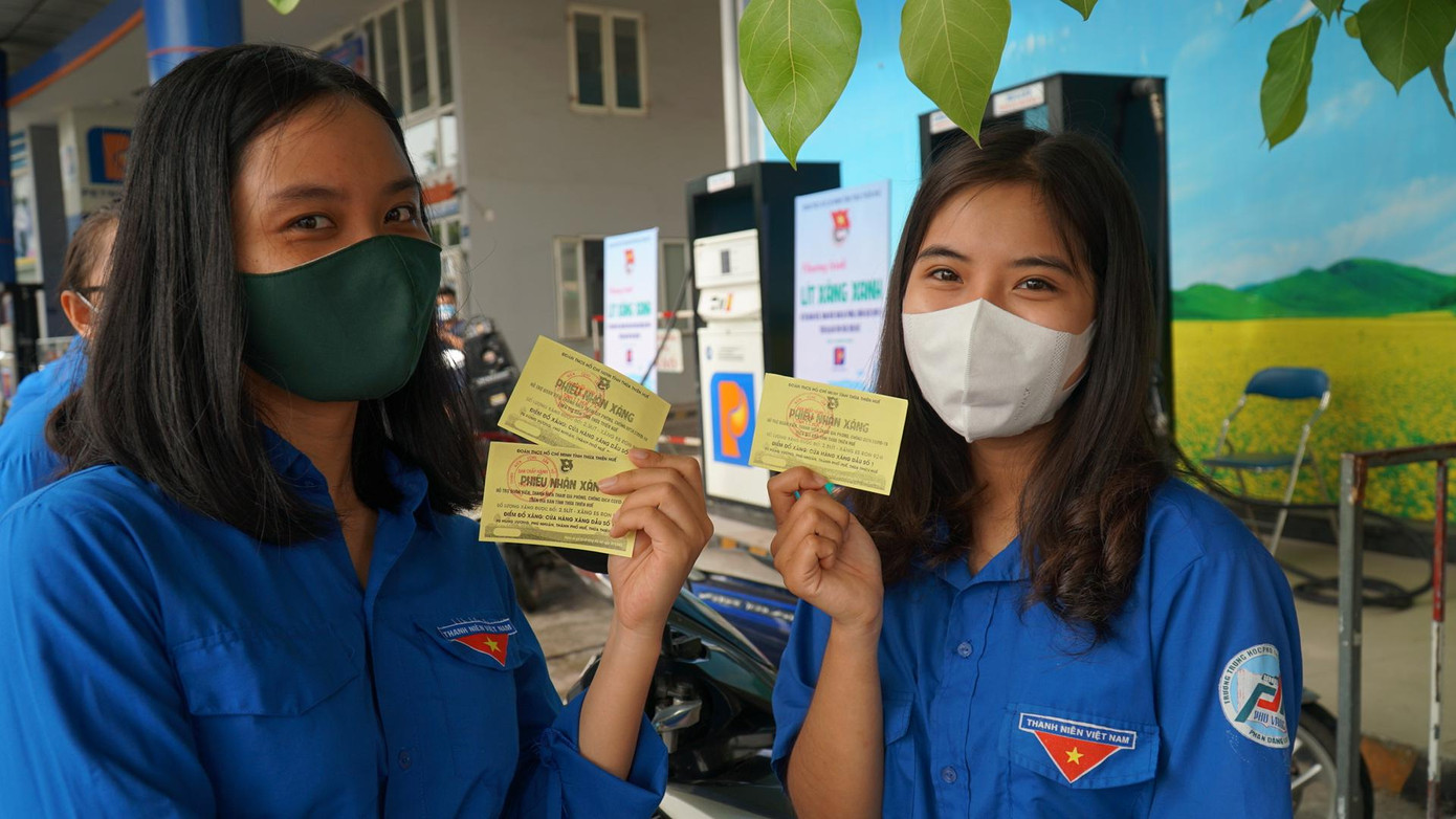 Các tình nguyện viên phấn khởi khi nhận phiếu cấp xăng từ chương trình Các tình nguyện viên phấn khởi khi nhận phiếu cấp xăng từ chương trình