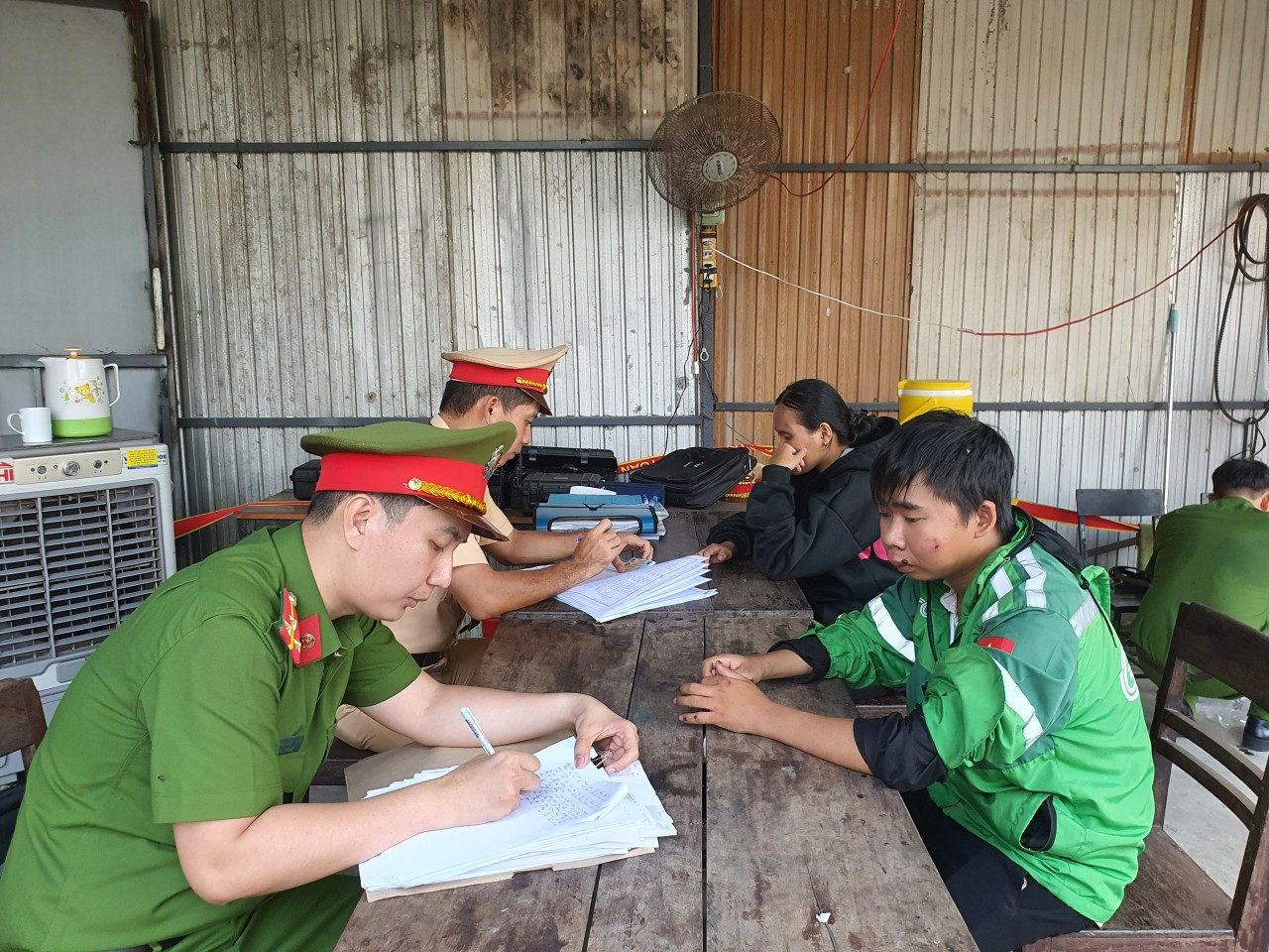 Công an lấy lời khai đối tượng lao xe mô tô vào lực lượng CSGT. Công an lấy lời khai đối tượng lao xe mô tô vào lực lượng CSGT.