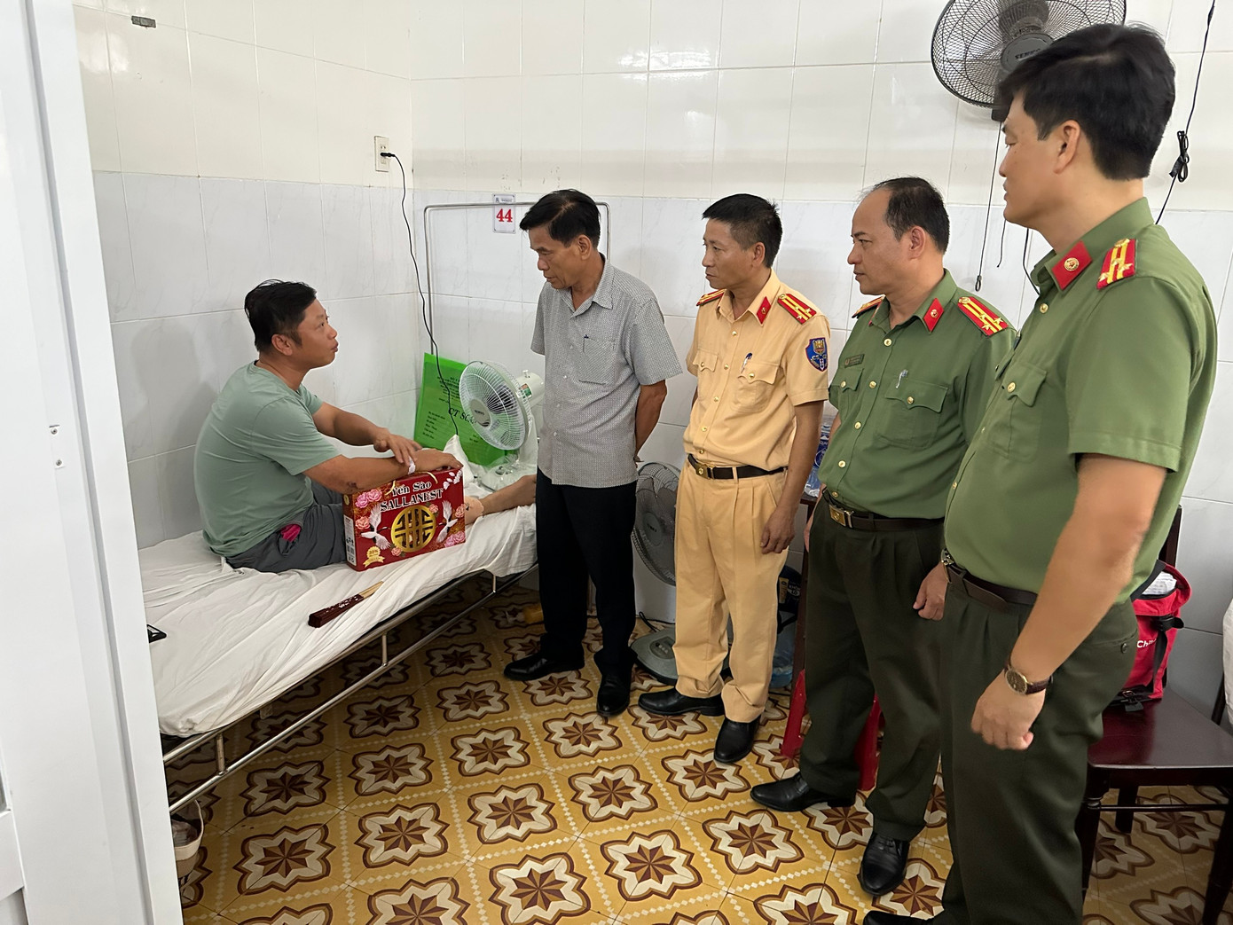 Lãnh đạo Công an tỉnh TT-Huế và Phòng CSGT thăm hỏi, động viên Trung tá Minh hiện điều trị tại Bệnh viện T.Ư Huế. Lãnh đạo Công an tỉnh TT-Huế và Phòng CSGT thăm hỏi, động viên Trung tá Minh hiện điều trị tại Bệnh viện T.Ư Huế.