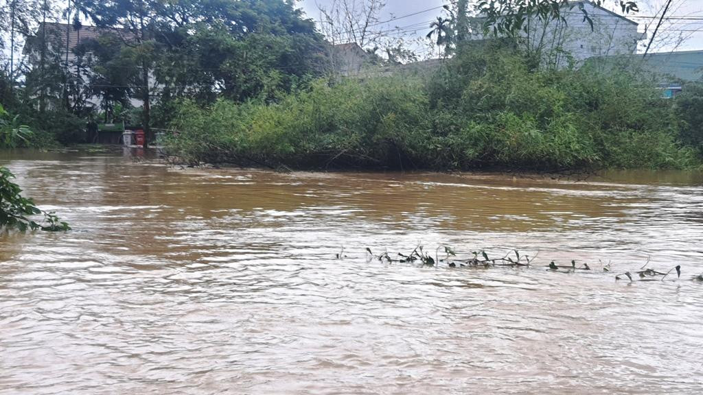 Cơ quan chức năng tỉnh TT-Huế cảnh báo nguy cơ tai nạn đuối nước trước, trong và sau lũ là rất cao, nếu người dân chủ quan, lơ là. Ảnh: N.V Cơ quan chức năng tỉnh TT-Huế cảnh báo nguy cơ tai nạn đuối nước trước, trong và sau lũ là rất cao, nếu người dân chủ quan, lơ là. Ảnh: N.V