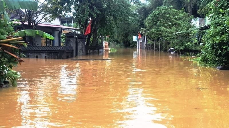 Diễn biến mưa lũ tại TT-Huế đã qua thời điểm căng thẳng nhất, tuy nhiên tình hình vẫn còn phức tạp. Do đó, các địa phương chủ động xây dựng các kịch bản ứng phó, thậm chí phải tính đến phương án ứng phó ngập lũ dài ngày. Ảnh: N.V