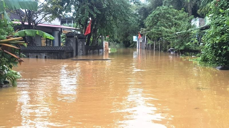 Nhiều nơi tại TT-Huế vẫn còn ngập sâu trong sáng 16/10. Ảnh: N.V Nhiều nơi tại TT-Huế vẫn còn ngập sâu trong sáng 16/10. Ảnh: N.V