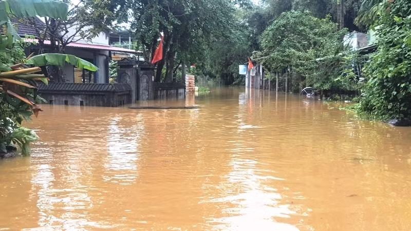 Nhiều nơi tại TT-Huế vẫn còn ngập sâu trong sáng 16/10. Ảnh: N.V