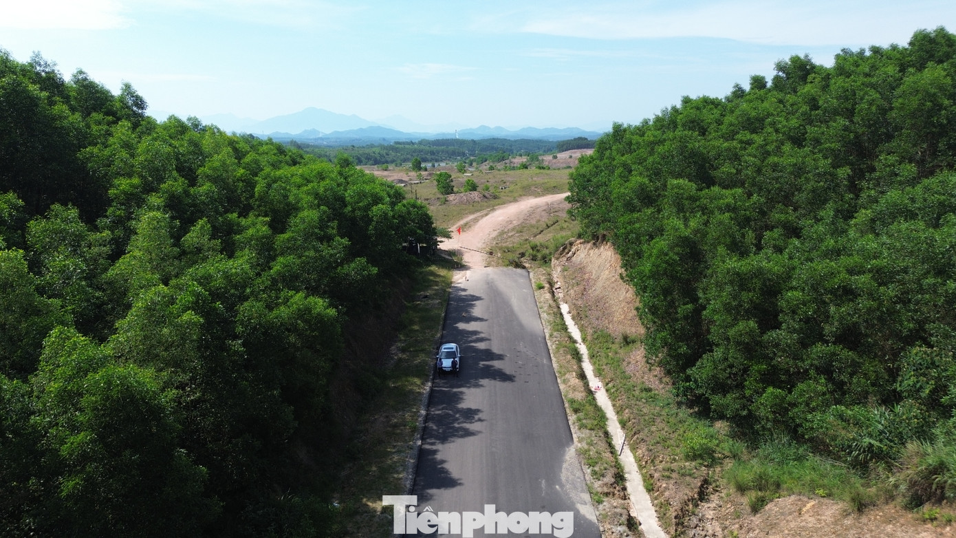 Ghi nhận của PV, cuối đường Phùng Lưu (phường Thủy Dương, thị xã Hương Thủy) được thảm nhựa phẳng lỳ hiện án ngữ một chiếc barie đơn sơ, cũ kỹ, đánh dấu ranh giới khu đất từng được kỳ vọng trở thành quần thể sân golf đẳng cấp xứ Huế. Ghi nhận của PV, cuối đường Phùng Lưu (phường Thủy Dương, thị xã Hương Thủy) được thảm nhựa phẳng lỳ hiện án ngữ một chiếc barie đơn sơ, cũ kỹ, đánh dấu ranh giới khu đất từng được kỳ vọng trở thành quần thể sân golf đẳng cấp xứ Huế.