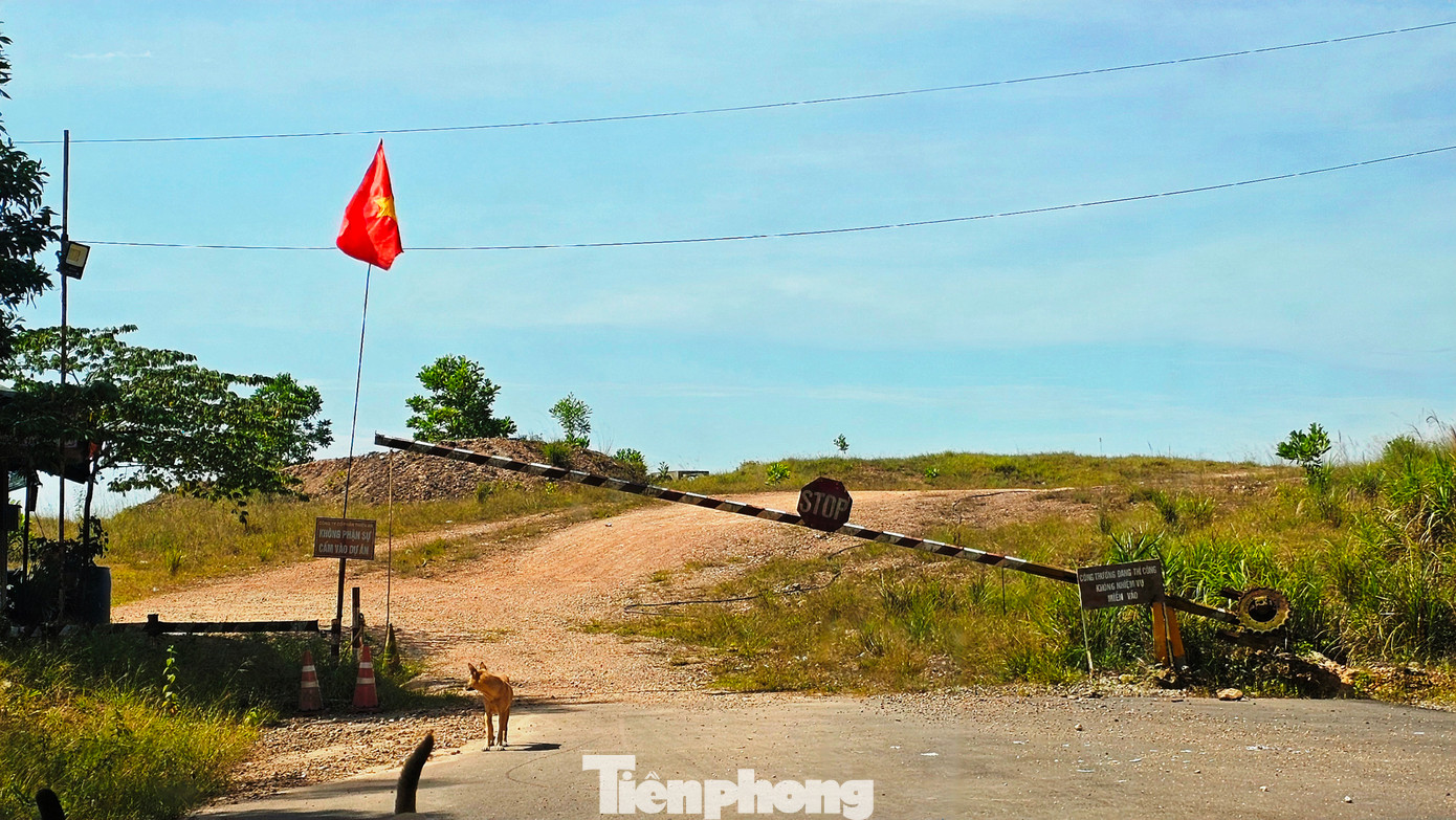 Ghi nhận của PV, cuối đường Phùng Lưu (phường Thủy Dương, thị xã Hương Thủy) được thảm nhựa phẳng lỳ hiện án ngữ một chiếc barie đơn sơ, cũ kỹ, đánh dấu ranh giới khu đất từng được kỳ vọng trở thành quần thể sân golf đẳng cấp xứ Huế. Ghi nhận của PV, cuối đường Phùng Lưu (phường Thủy Dương, thị xã Hương Thủy) được thảm nhựa phẳng lỳ hiện án ngữ một chiếc barie đơn sơ, cũ kỹ, đánh dấu ranh giới khu đất từng được kỳ vọng trở thành quần thể sân golf đẳng cấp xứ Huế.