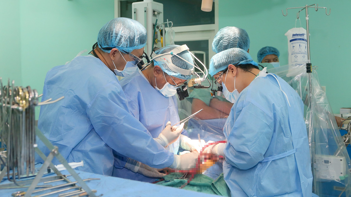 Phẫu thuật ghép tim cho bệnh nhân nguy kịch từ nguồn tạng hiến của một người lớn tuổi chết não tại Hà Nội. Phẫu thuật ghép tim cho bệnh nhân nguy kịch từ nguồn tạng hiến của một người lớn tuổi chết não tại Hà Nội.