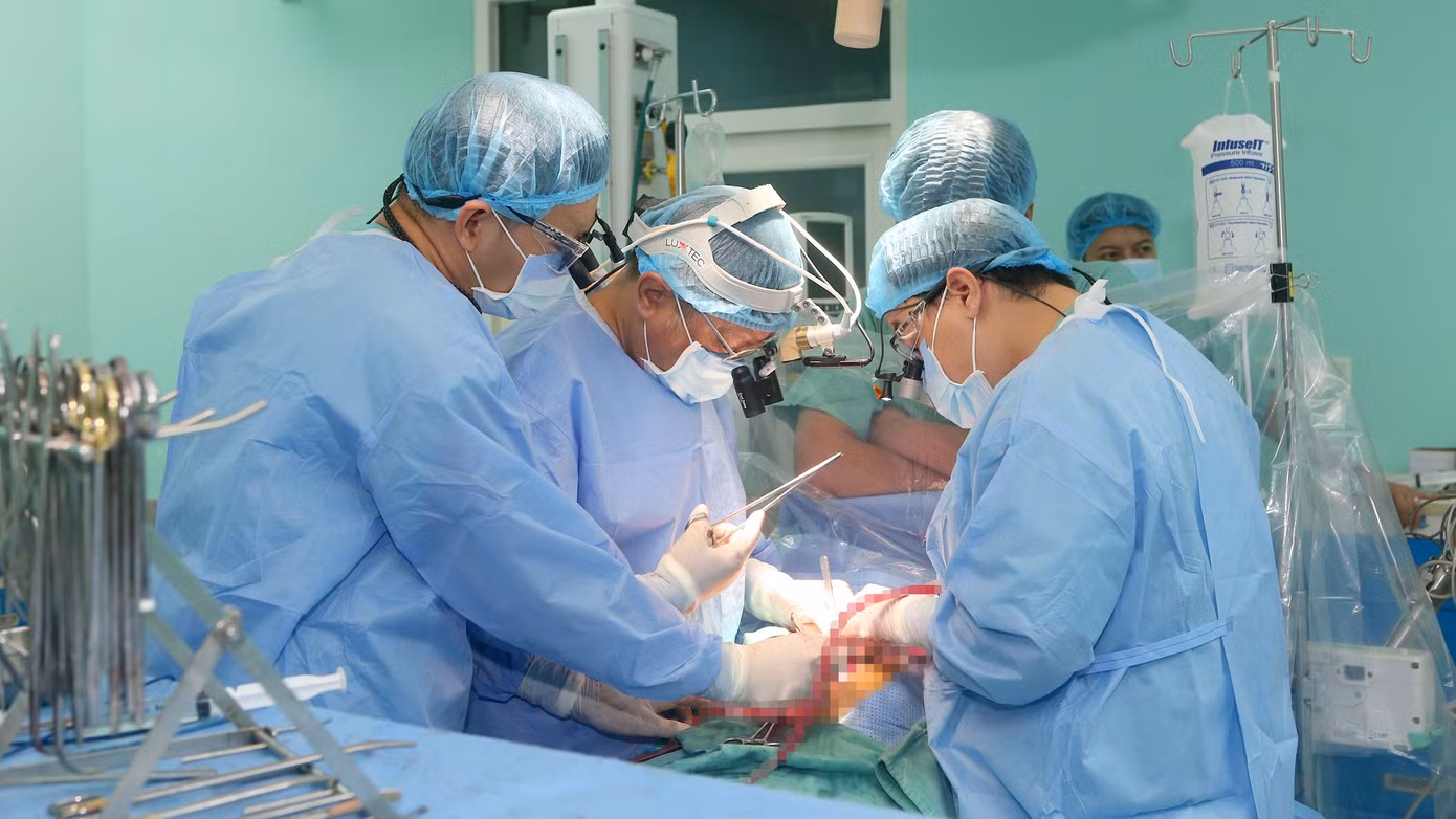 Phẫu thuật ghép tim cho bệnh nhân nguy kịch từ nguồn tạng hiến của một người lớn tuổi chết não tại Hà Nội. Phẫu thuật ghép tim cho bệnh nhân nguy kịch từ nguồn tạng hiến của một người lớn tuổi chết não tại Hà Nội.