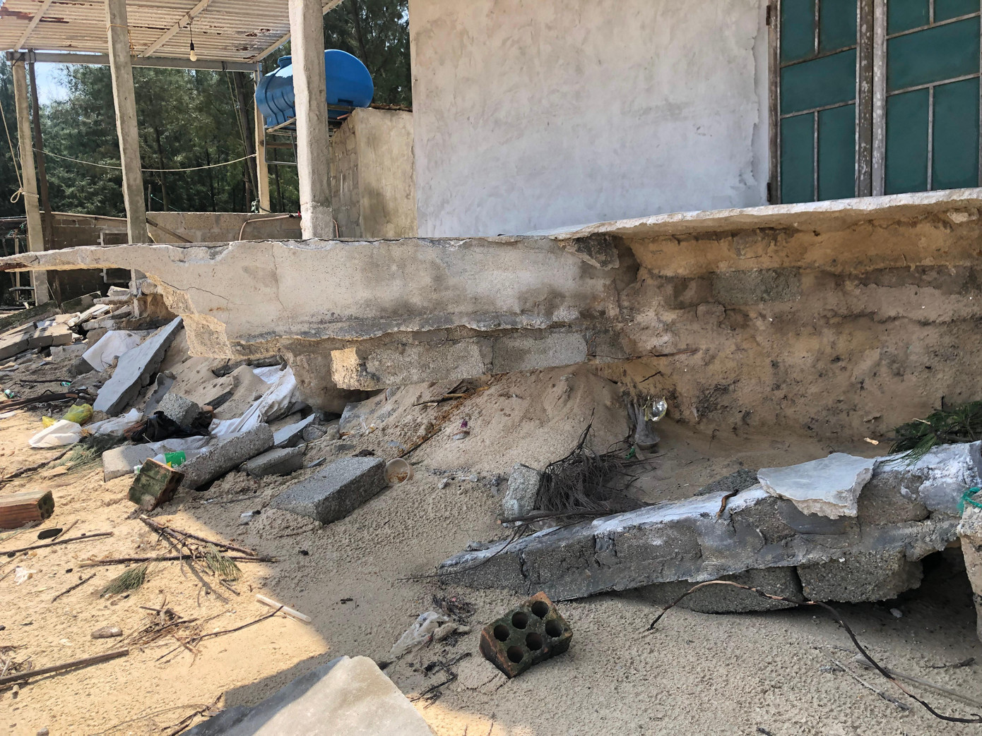 Các vùng sạt lở ven sông, ven biển tỉnh TT-Huế cũng được cảnh báo để các địa phương có phương án di dời dân đến nơi an toàn Các vùng sạt lở ven sông, ven biển tỉnh TT-Huế cũng được cảnh báo để các địa phương có phương án di dời dân đến nơi an toàn