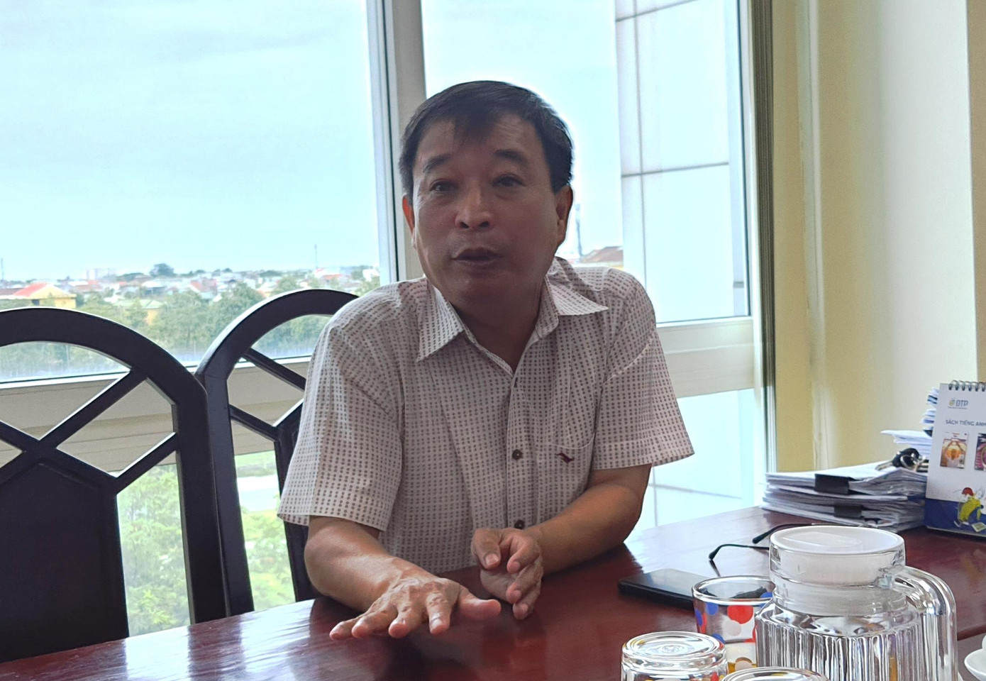 Ông Nguyễn Thuận- Trưởng phòng GD&ĐT TP Huế cho rằng, việc chậm thực hiện thủ tục xin cấp lại con dấu cho các trường dẫn đến chậm lương giáo viên có phần trách nhiệm của cơ quan ông Ông Nguyễn Thuận- Trưởng phòng GD&ĐT TP Huế cho rằng, việc chậm thực hiện thủ tục xin cấp lại con dấu cho các trường dẫn đến chậm lương giáo viên có phần trách nhiệm của cơ quan ông