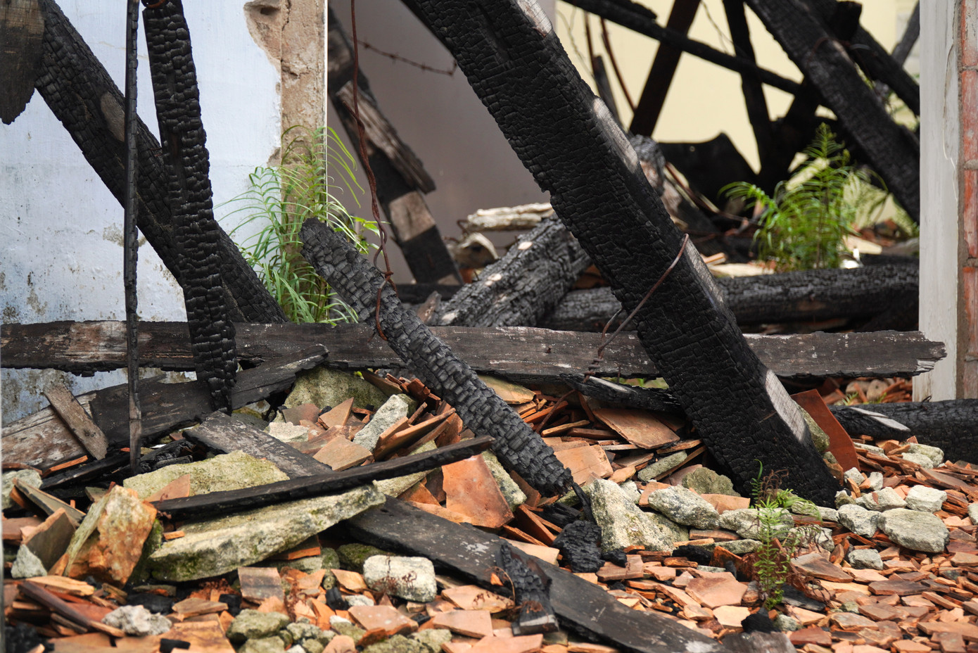 Đặc biệt, các cấu kiện của khu nhà dùng làm không gian triển lãm bị hư hỏng, đổ nát do vụ cháy vẫn không được thu dọn, kết cấu bên trong bằng gỗ và các loại vật liệu khác đang còn ngổn ngang. Khu nhà này là một phần của di tích Quốc Tử giám triều Nguyễn thuộc hệ thống Quần thể Di sản Cố đô Huế được UNESCO công nhận là Di sản văn hóa thế giới.