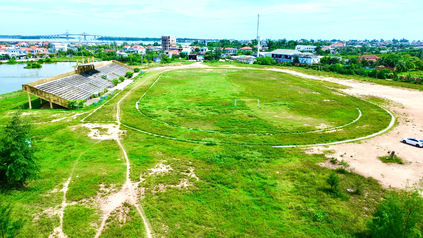 Công trình được khởi công từ năm 2013, do Ban Đầu tư & Xây dựng huyện Phú Vang (cũ) làm chủ đầu tư. Dự án bao gồm nhiều hạng mục như khán đài, sân bóng đá rộng 1.500m2, mặt sân bóng và đường chạy (piste) khoảng 8.000m2, mương thoát nước bao quanh dài 600m, nhà vệ sinh, nhà điều hành và các hạng mục phụ trợ.