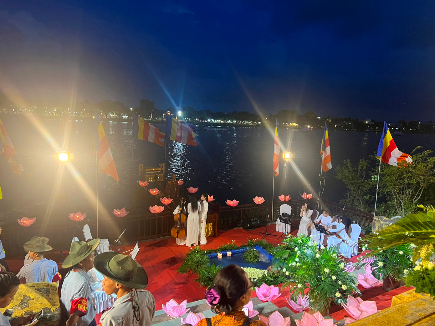 Tiếp theo sau đó là nghi lễ thắp sáng 7 đóa hoa sen tượng trưng cho 7 bước chân Phật trên sông Hương về đêm, tạo cảm giác linh thiêng giữa vùng đất cố đô yên bình mùa lễ hội.
