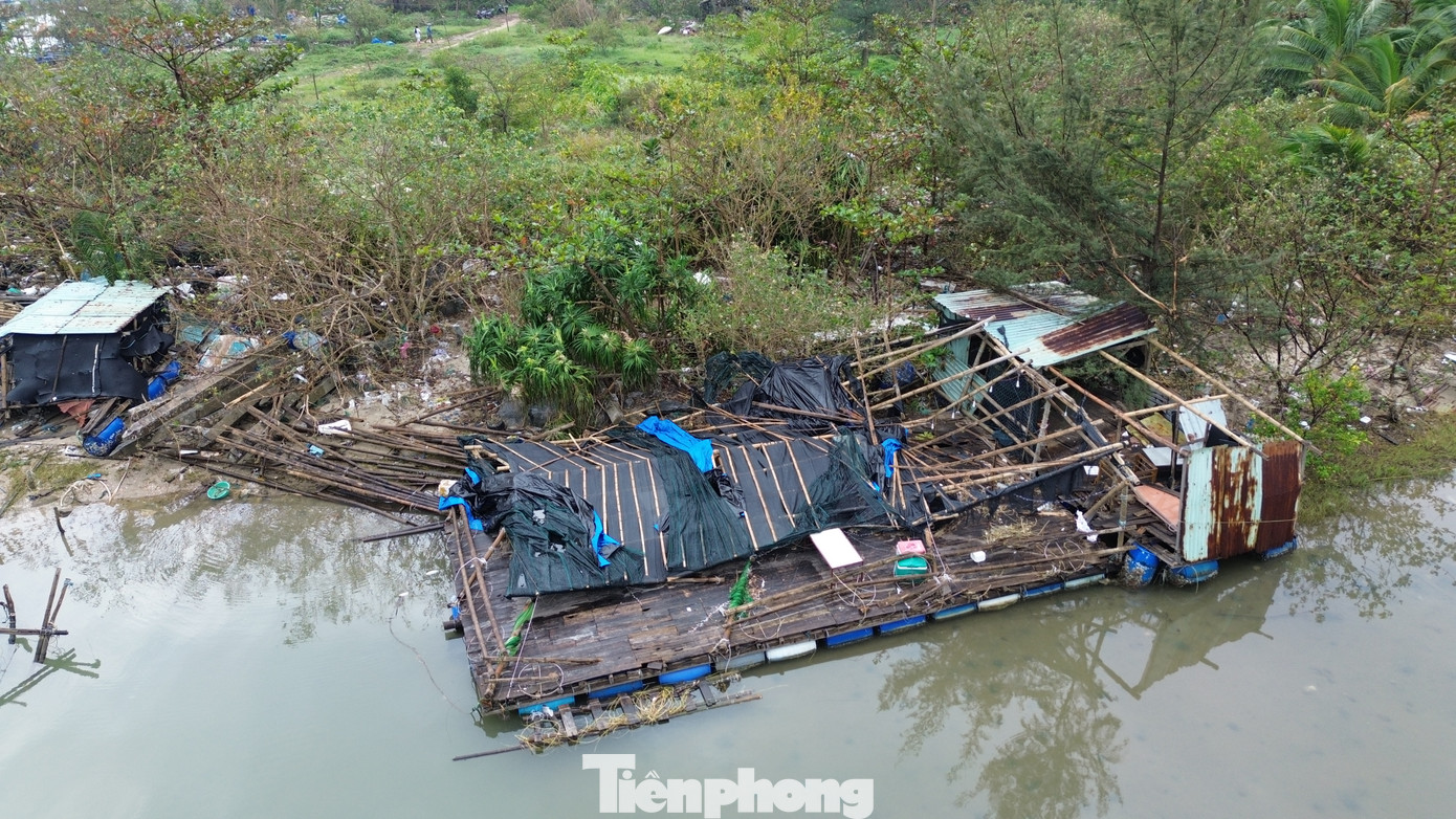 Trước mùa mưa bão, do đầu ra tiêu thụ cá nuôi trên địa bàn Lăng Cô gặp khó khăn, cá thu hoạch bán chậm nên lượng thủy sản nuôi ở các lồng bè còn tồn đọng nhiều. “Nhà cửa bị bão tàn phá, lồng nuôi rách nát, cá nuôi ở vùng nước mặn không chỉ bị thất thoát ra ngoài khi bị sóng đánh, mà số còn lại trong những khu lồng lành lặn không thể sống được do bị ngạt nước, sốc ngọt. Người nuôi cá chịu thiệt đơn, thiệt kép. Cá đã đến kỳ thu hoạch nhưng giờ không còn gì nữa, mỗi lồng nuôi của gia đình tôi bị thiệt hại hơn 100 triệu đồng", ông Thọ than.